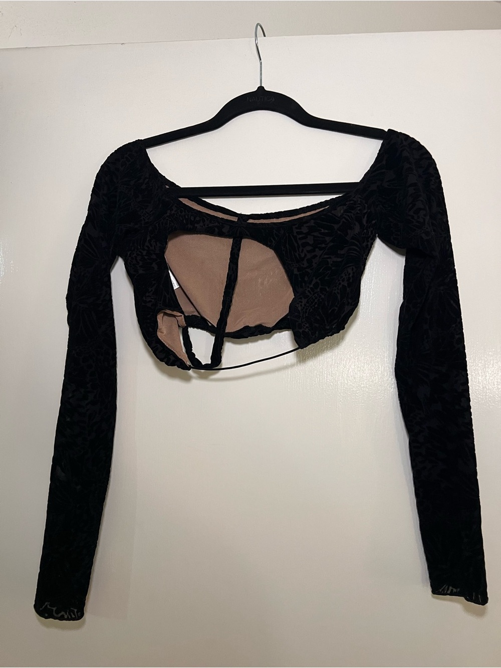 Black Lace Asymmetric Cutout Long-Sleeve Crop Top - Picture 4 of 6